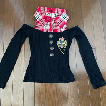 d.i.a 오프숄더 블랙 상의 빨간색 체크 셔츠