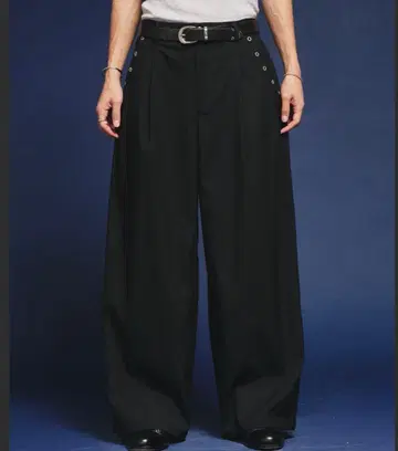 Adoon plain 비둘기 장식 디자인 모듬 2턱 와이드 슬랙스 블랙