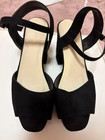 Re:EDIT 블랙 스웨이드풍 샌들 와이드 힐