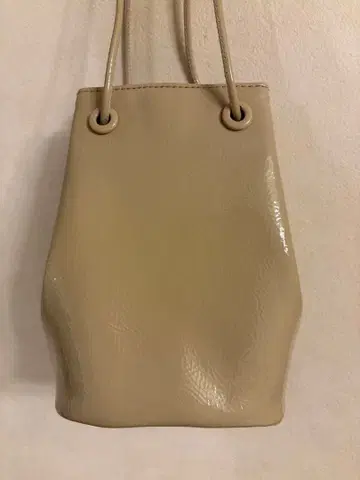 베이지 양동이형 핸드백 숄더백