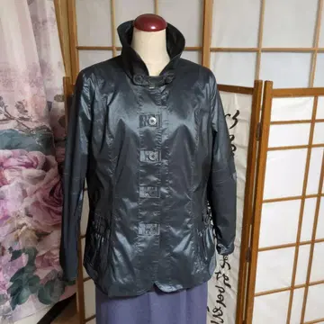 다크 그레이 버튼 부착 자켓