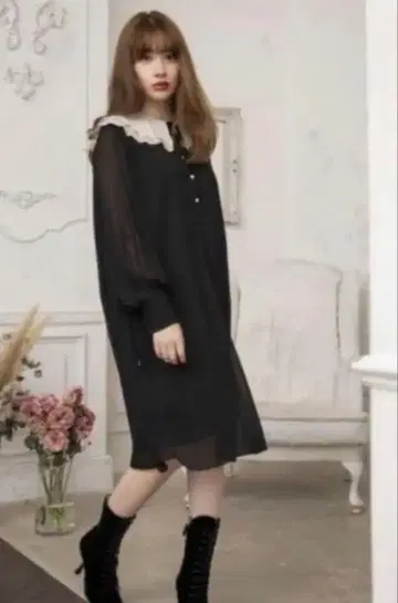 her lip to RomanticVolumeSleeveMidiDress