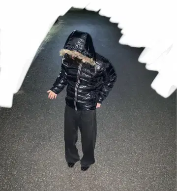 퍼 달린 다운 자켓 블랙 광택 Y2K 그런지 시크 스타일 네오 갸루