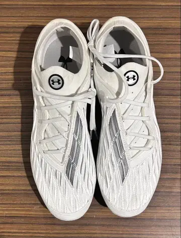 언더아머 마그네티코 엘리트 4 FG 화이트