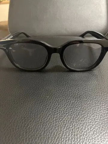 조프의 안경입니다. 렌즈 컬러는 스모키 그레이 40%입니다.