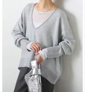 택 포함 새상품 콜라주 개럴개런트 롤넥 깊은 V 니트 라이트 그레이