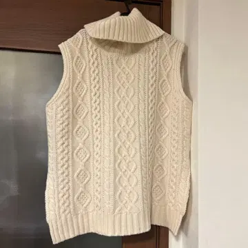 THE SINZONE 아이보리 케이블 짜임 니트 베스트 거의 미사용