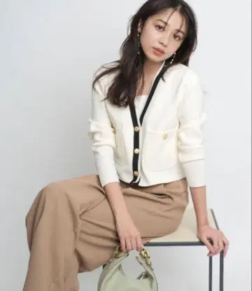 저스길리티 화이트 버튼 가디건