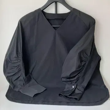 CYNICAL 상의 개더 슬리브 블라우스