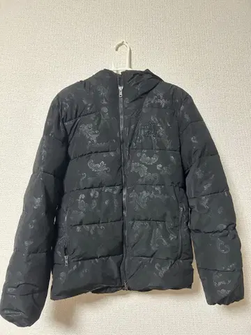 블랙 엠보싱 가공 다운 자켓