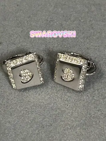 SWAROVSKI 스와로브스키 스퀘어 하트 귀찌
