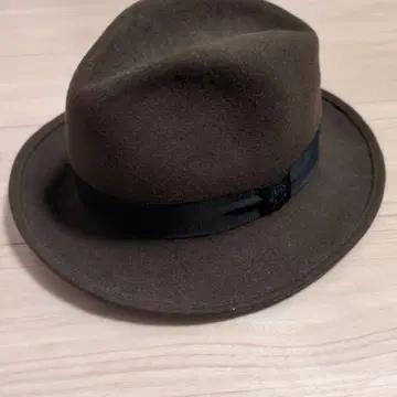 CRIMIE 브라운 울 햇 네이비 리본