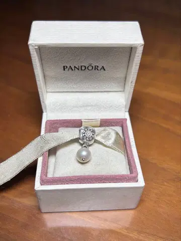 PANDORA 판도라 댕글 참 화이트 펄