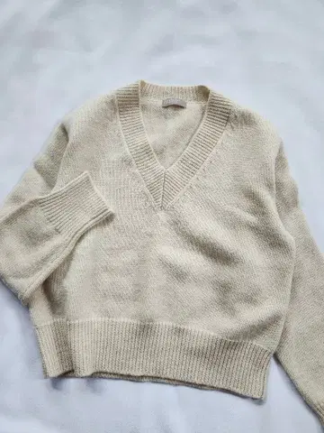 마가렛호웰 2022년 V넥 울 스웨터