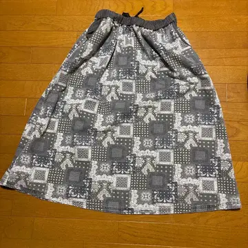 드럭 스토어즈 D.S.C 패턴 롱 스커트 그레이 계열 면 100%