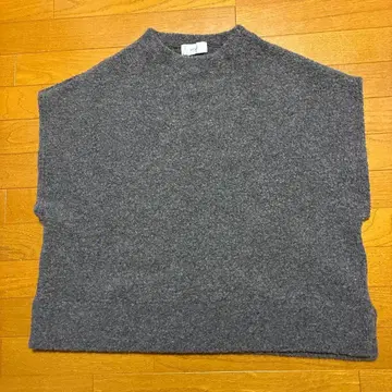 tener. 그레이 니트 스웨터와 스커트 세트