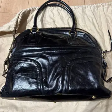 블랙 가죽 토트백 지퍼 포함