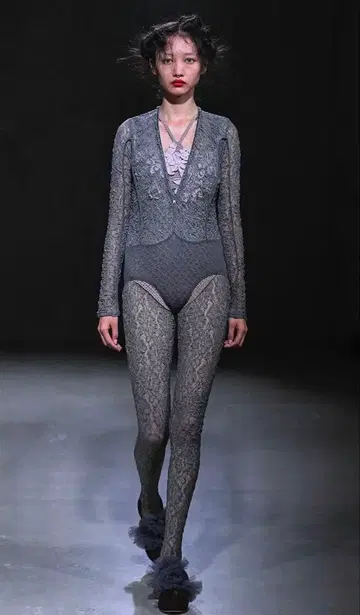 치카 키사다 그레이 바디수트 긴팔