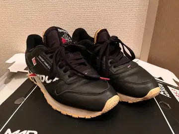 Reebok Classic 블랙 스니커즈