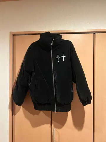 십자가 디자인 블랙 다운 자켓