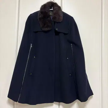 네이비 퍼 달린 케이프 코트