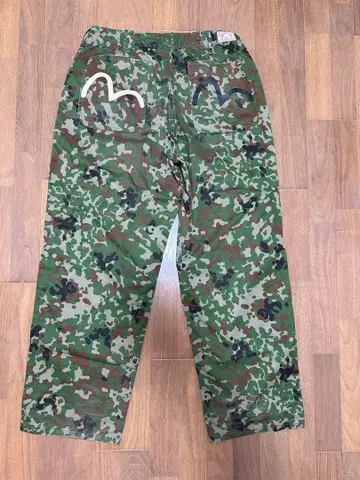 [가격 인하 불가] 새상품급! EVISU 카모 패턴 와이드 치노 팬츠