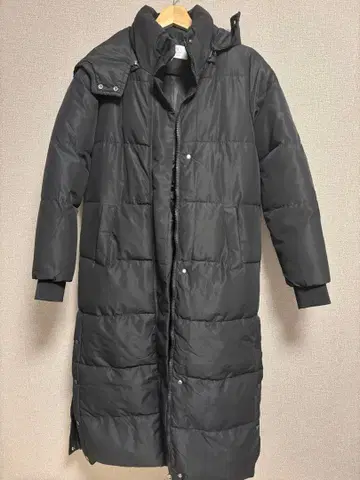 후드 부착 블랙 롱 다운 코트