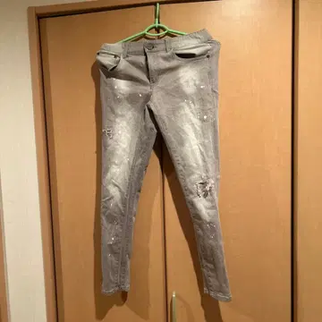 그레이 데미지 가공 스키니 팬츠