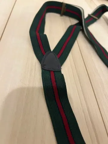 그린과 빨간색 스트라이프 서스펜더