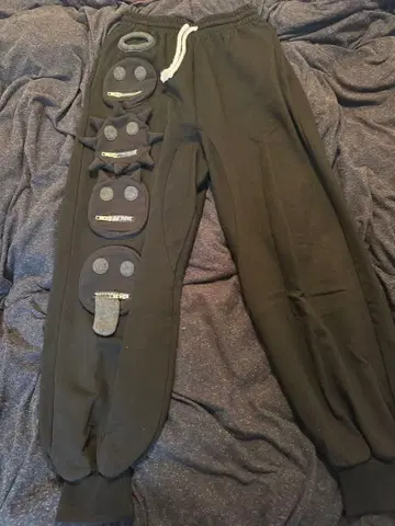 SYCKLl 유니크한 얼굴 패치 조거 팬츠