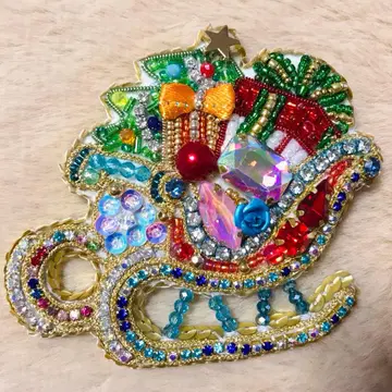 크리스마스 선물을 실은 썰매 스트랩 포함 비즈 자수 브로치