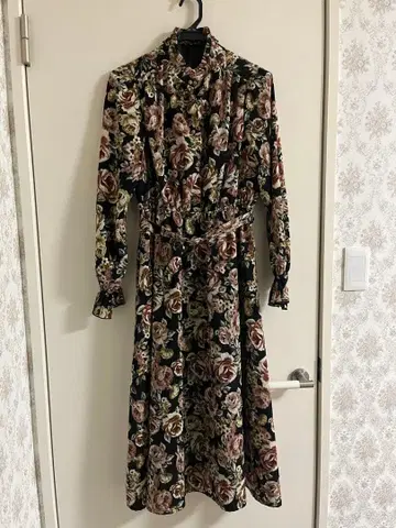 꽃무늬 프릴 옷깃 원피스 안나더안젤라스