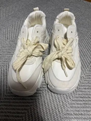 화이트 통굽 스니커즈