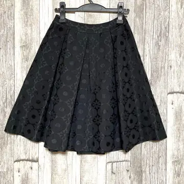 엠즈 그레이시 [ 새상품급 ] 블랙 플레어 스커트 꽃무늬 무릎 기장