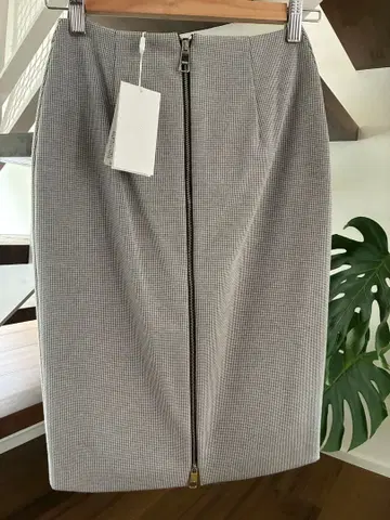 [미사용 새상품 택 포함] HUGO BOSS 스커트