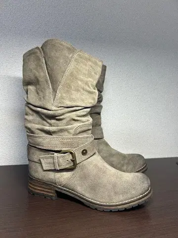 Clarks 그레이 스웨이드풍 슬라우치 부츠