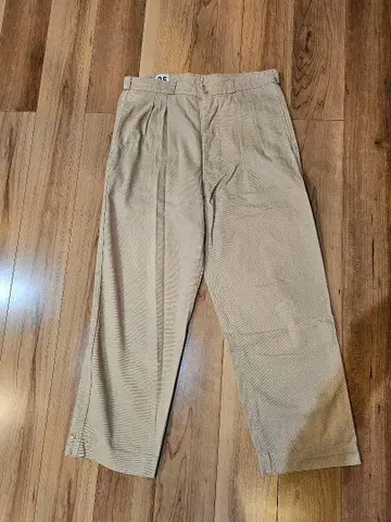 베이지 워크 팬츠 플리츠 포함