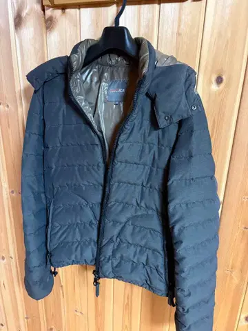 DUVETICA 후드 부착 다운 자켓 블랙