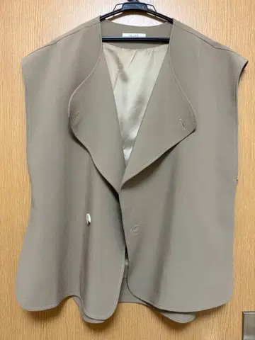 BLATE 베이지 노카라 베스트