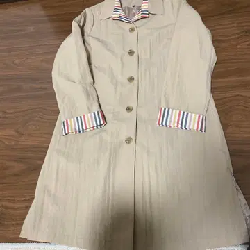 베이지 트렌치코트 스트라이프 디자인