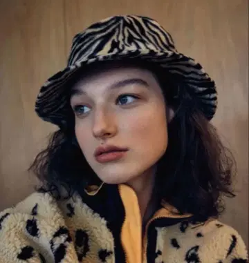 어반 아웃피터스 버킷햇