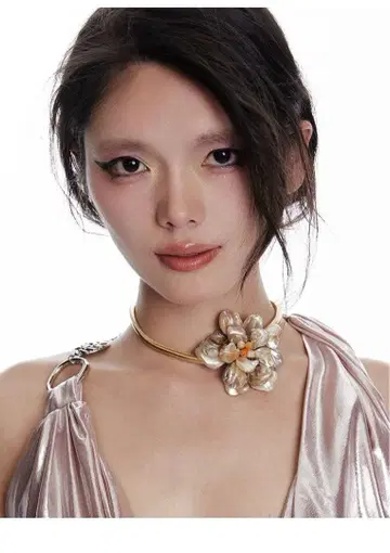 Hornworm 꽃 목걸이