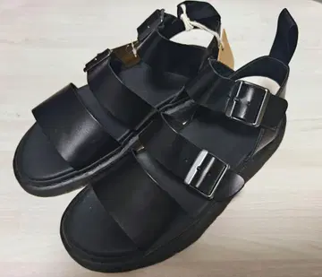 Dr.Martens 샌들