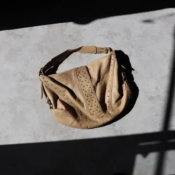 archive 베이지 스터드 가죽 숄더백 그런지 숄더