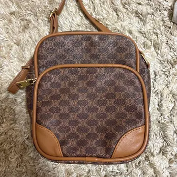 OZOC 브라운 로고 숄더백