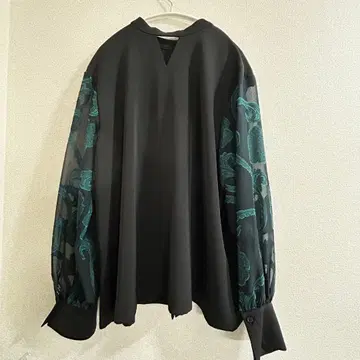 HARE 2WAY 시어 자카드 절개 블라우스