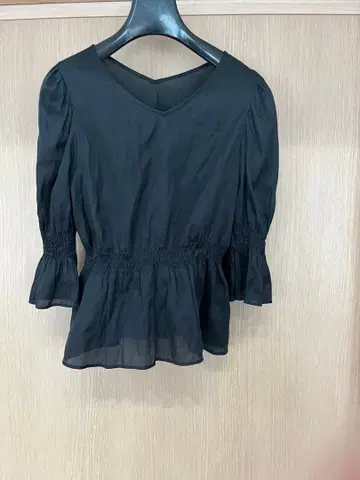 NOBLE 블랙 V넥 프릴 소매 블라우스