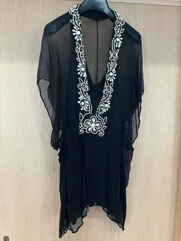 비즈 자수 블랙 쉬폰 상의