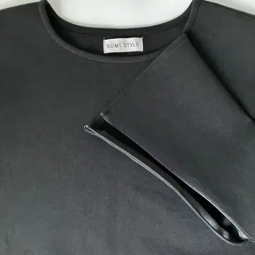 SUMI STYLE 블랙 플레어 슬리브 상의