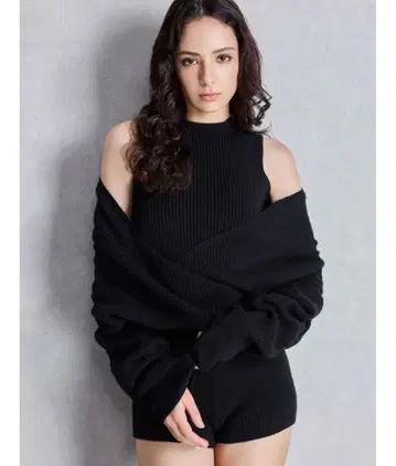 오프숄더 블랙 리브 니트